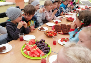 dzieci jedzą owoce